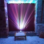 lila fényű megvilágítás a sóbarlangban, fényterápia